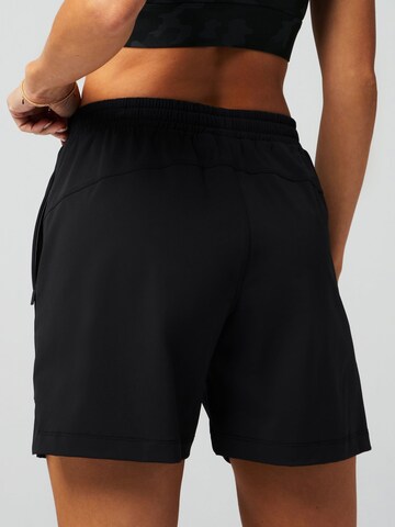 Fabletics Regular Shorts 'The One Short' in Schwarz