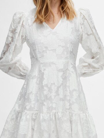 SELECTED FEMME Платье 'SLFCALLI-SADIE' в Белый