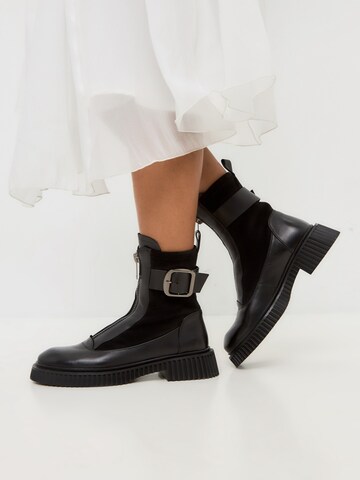 CESARE GASPARI Ankle Boots in Schwarz: Vorderseite