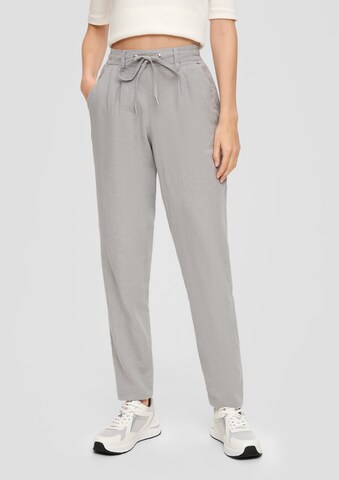 QS Regular Pleat-Front Pants in Grey: front