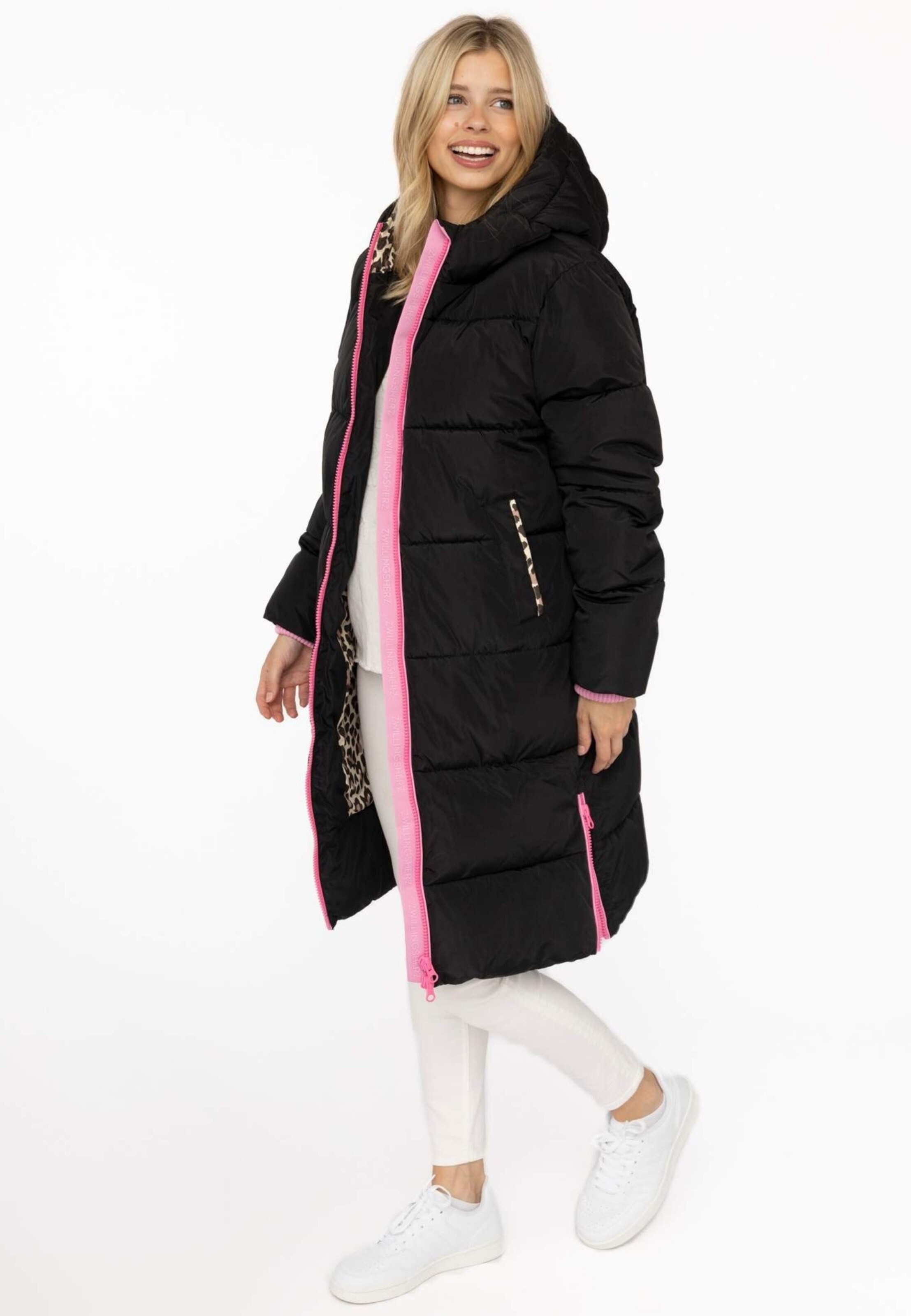 Zwillingsherz Winter coat in Black: side