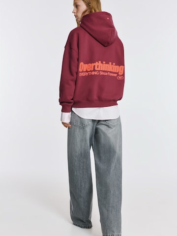 Pull&Bear Mikina 'PACIFIC OVERTHINKING' – červená: přední strana