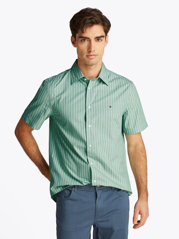 Regular fit Camicia di TOMMY HILFIGER in verde: frontale