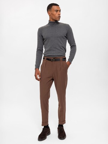 Antioch Regular Trousers in Brown