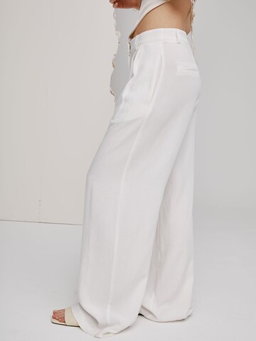 A LOT LESS Wide leg Pleat-Front Pants 'Elisa' in White