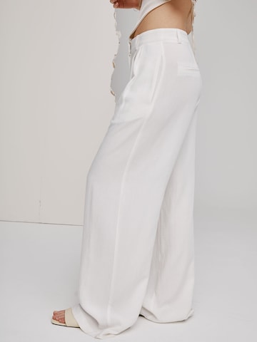 A LOT LESS Wide leg Pleat-Front Pants 'Elisa' in White