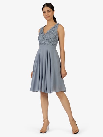 APART Cocktailkleid mit weitem Rockpart aus zartem Chiffon in Blau: predná strana