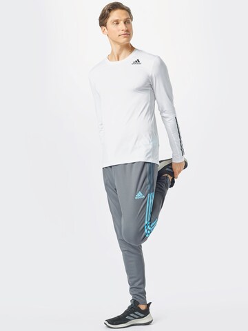 Skinny T-Shirt fonctionnel ADIDAS SPORTSWEAR en blanc