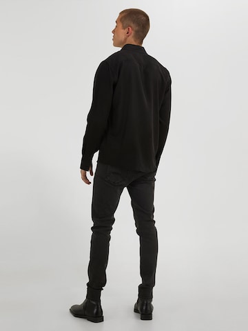 Young Poets جينز مضبوط قميص 'Mic' بلون أسود