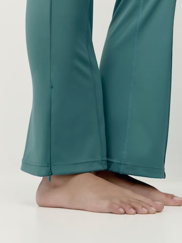 évasé Pantalon de sport 'Marina' Born en vert
