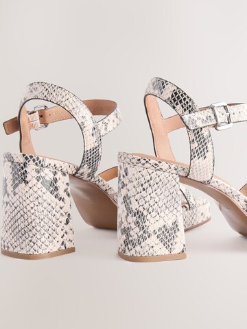 Next Remsandal i beige