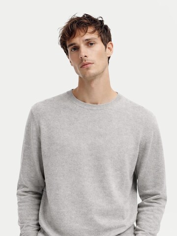 GOBI Cashmere Svetr 'Men's Essential Crewneck Cashmere Sweater' – šedá: přední strana