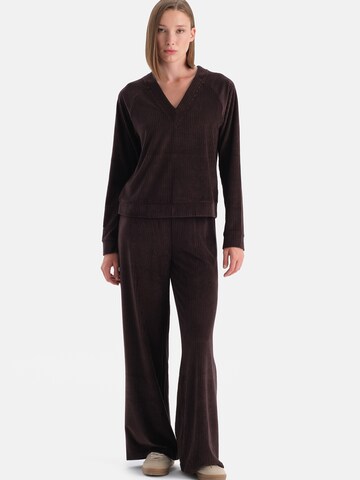 Dagi Loosefit Broek in Bruin: voorkant