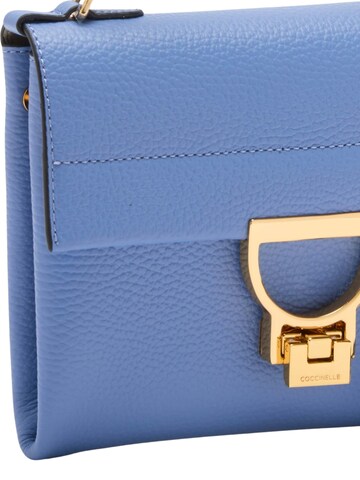 Coccinelle Clutch 'COCCINELLE ARLETTIS' in Blau