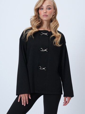 Trend Alaçatı Stili Pusero värissä musta: etupuoli