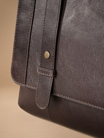 Next Lähettilaukku värissä ruskea