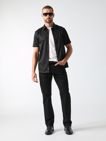 GUESS Regular Jeans in Schwarz