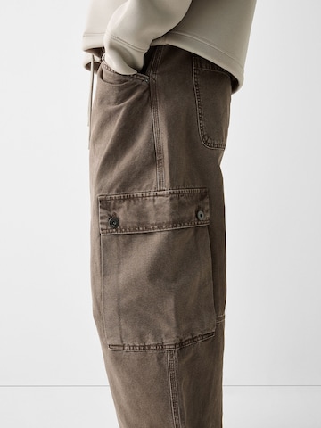 Bershka Loose fit Cargo trousers in Brown