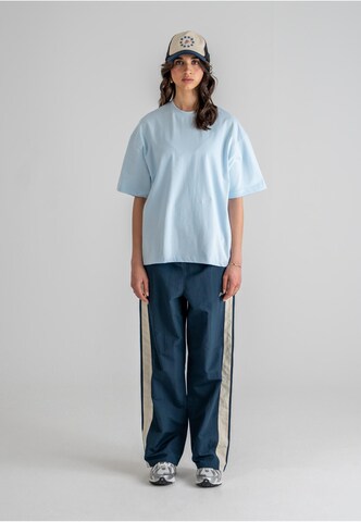 T-Shirt 'Hometow' Prohibited en bleu