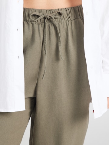 ONLY Carmakoma - Loosefit Pantalón 'CARGOA' en verde