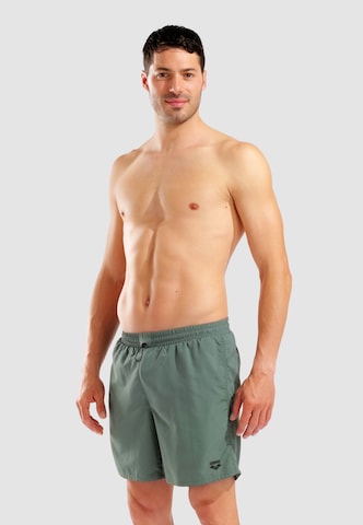 Pantaloncini da bagno 'ADJUSTABLE WAIST BEACH BOXER' di ARENA in verde: frontale