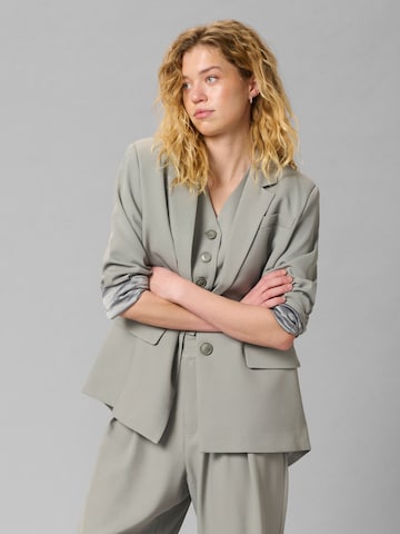 My Essential Wardrobe Блейзър 'Emmy' в сиво: отпред