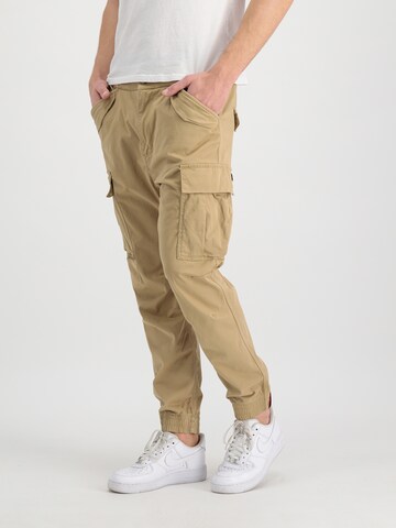 ALPHA INDUSTRIES Avsmalnet Cargobukse 'Airman' i beige