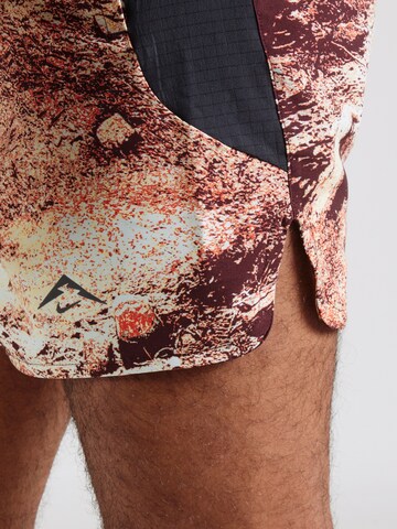 Regular Pantaloni sport de la NIKE pe bej
