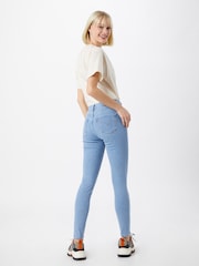 Eine Frau in Levi's Jeans