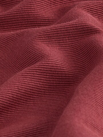 Next Mekko värissä punainen