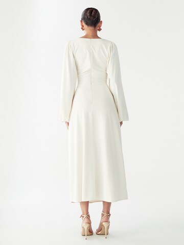 Willa Večerné šaty 'Gwen' - Biela: zadná strana