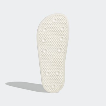 Claquettes / Tongs 'Adilette Thebe Magugu' ADIDAS ORIGINALS en blanc