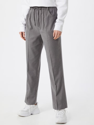 Regular Pantalon à plis 'Saina' Gina Tricot en gris : devant