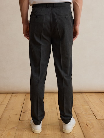 DAN FOX APPAREL Loosefit Παντελόνι με τσάκιση 'Alper' σε γκρι