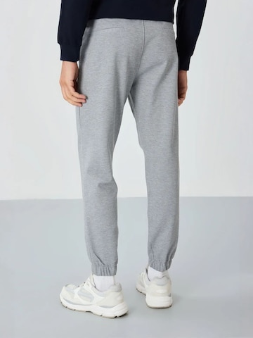 Tapered Pantaloni di Tommy Life in grigio