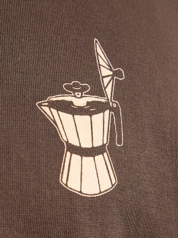 Iriedaily - Camiseta 'Couchboy' en marrón