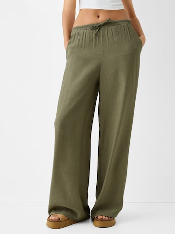 Bershka Wide leg Trousers in Green: front