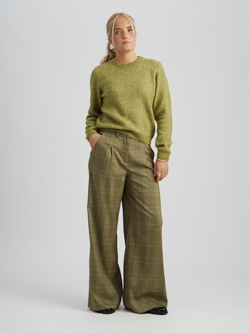 Peppercorn Wide Leg Housut 'Shanessa' värissä vihreä: etupuoli