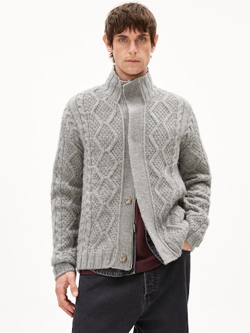 Vestes en maille ARMEDANGELS en gris : devant