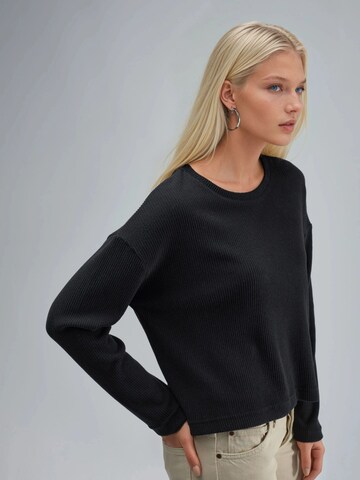 Busem Sweater in Black