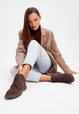 CESARE GASPARI Lace-up bootie in Brown