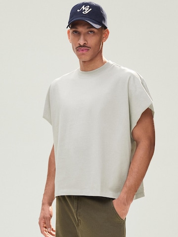 Tricou de la Bershka pe alb