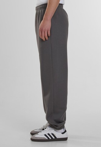 Tapered Pantaloni di Urban Classics in grigio