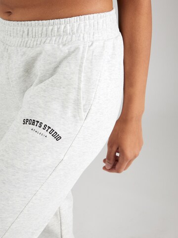 Tapered Pantaloni sport de la Athlecia pe alb