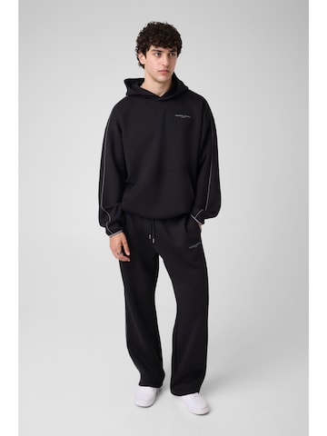 GUESS Loose fit Pants in Black: front