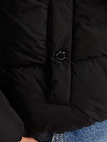 Bershka Zimní bunda – černá