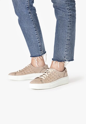 INUOVO Sneakers in Beige: front