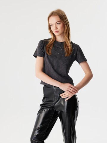 Twist Shirt in Grey: front