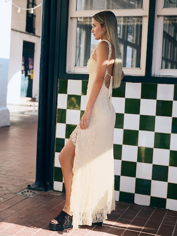 Bershka Kleid in Beige