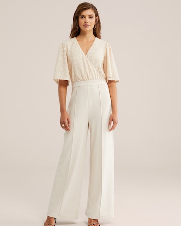 Salopeta de la WE Fashion pe bej: față